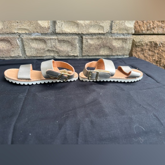 Cat And Jack Silver Sandals With Straps Kid Girls Size 7 - Picture 4 of 7